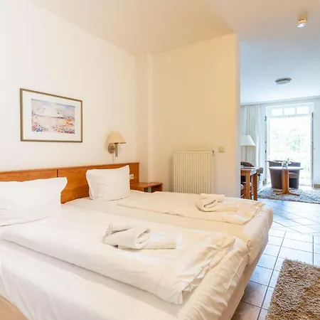 Fewo-8-aparthotel-binz-direkt-an-der-strandpromenade-mit-meerblick-und-balkon