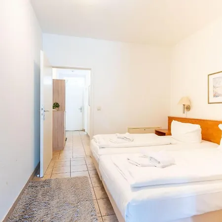 Fewo-8-aparthotel-binz-direkt-an-der-strandpromenade-mit-meerblick-und-balkon 4* Binz