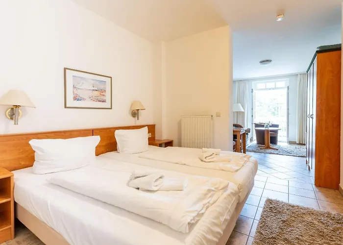 Fewo-8-aparthotel-binz-direkt-an-der-strandpromenade-mit-meerblick-und-balkon